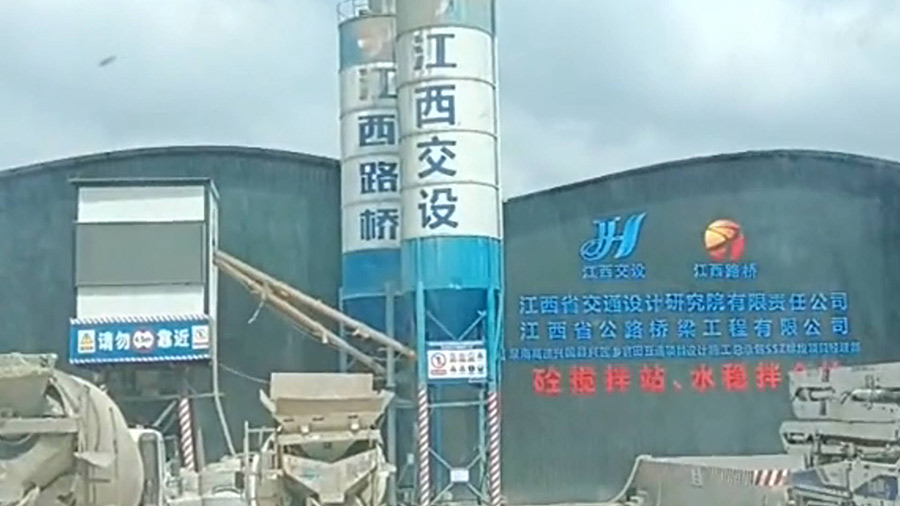 江西省公路桥梁工程有限公司使用HC高速液压夯实机新旧路基结合部夯实施工