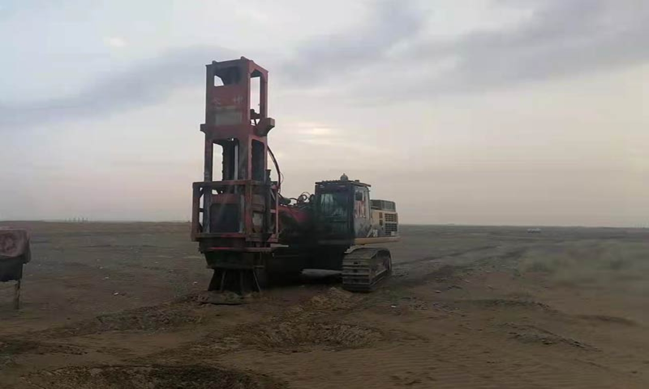 HC150挖掘机强夯机在沙特国际机场中的应用（搭配cat349挖机原地基夯实）
