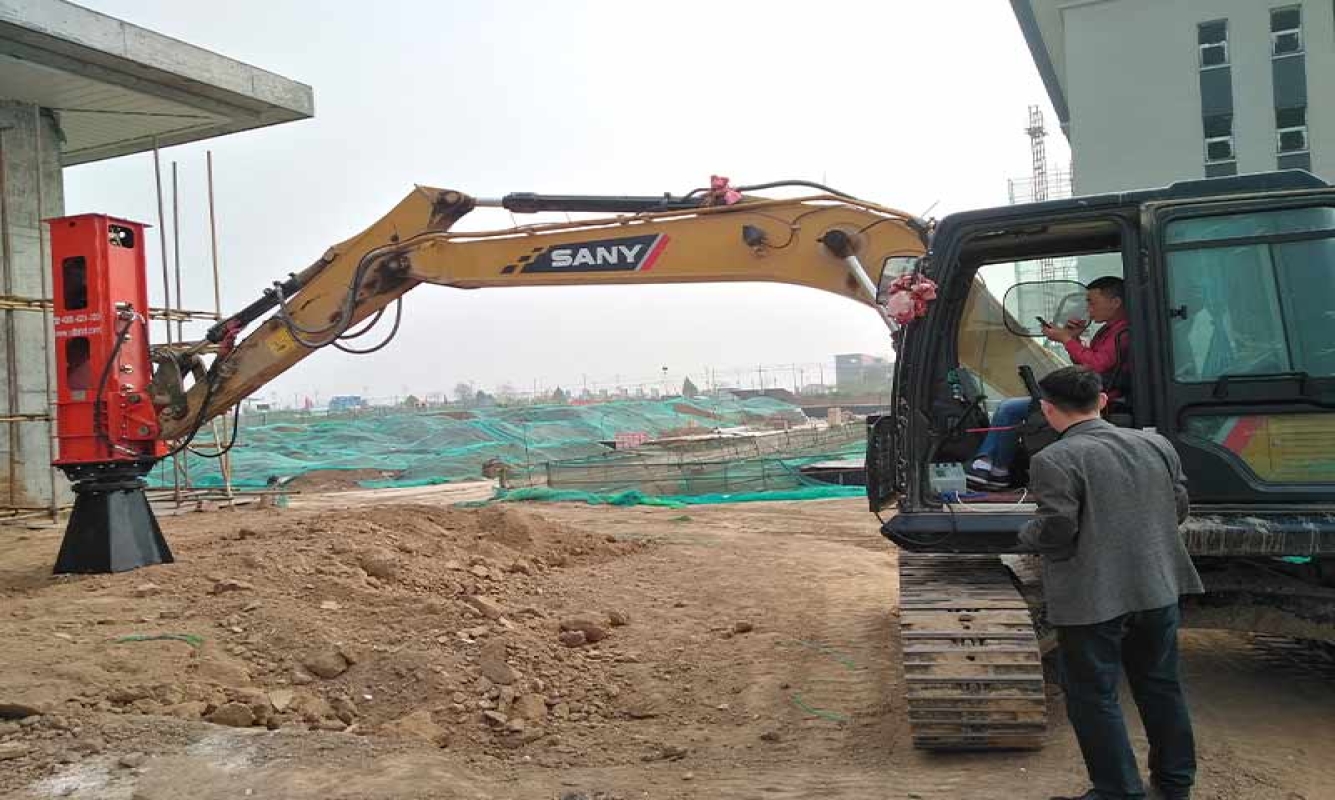 SY125C挖机带强夯机山东济南某居民区施工（素土开挖后回填地基夯实）