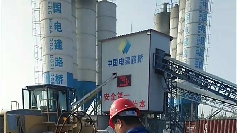 中国电建路桥在某项目中使用夯神HC高速液压夯实机进行地基压实施工